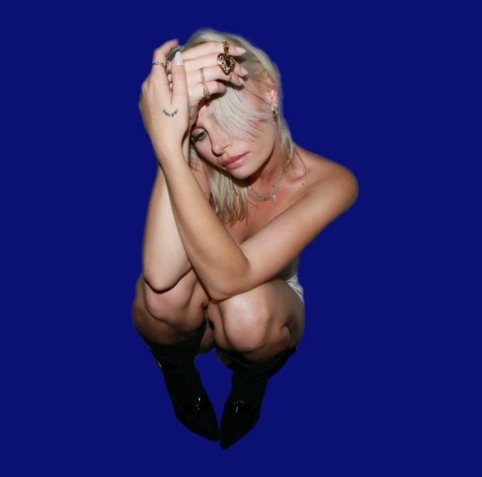 grace mckagan feet 4