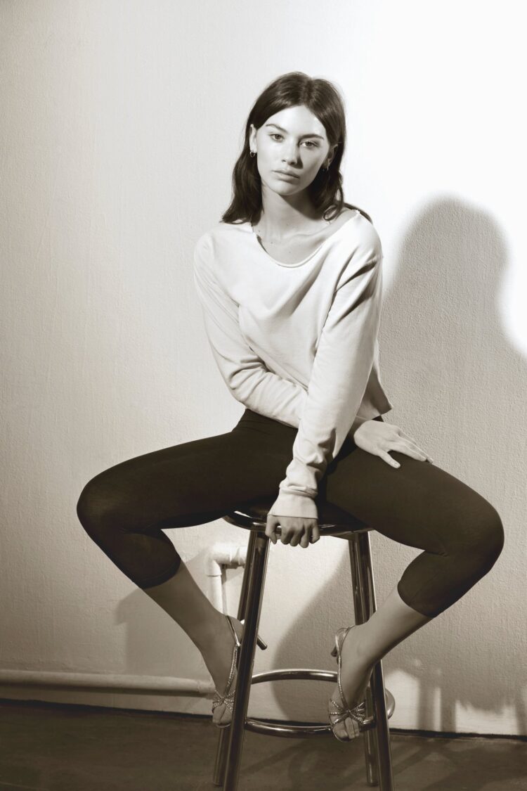 gracie abrams feet 2