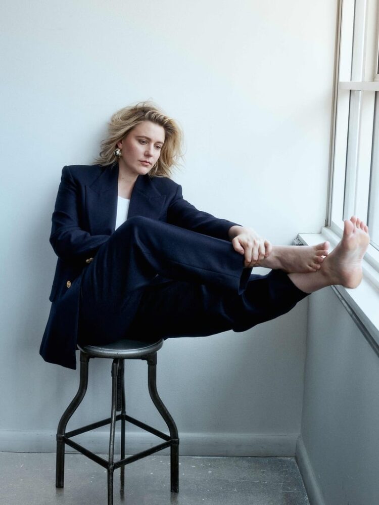 greta gerwig feet 5