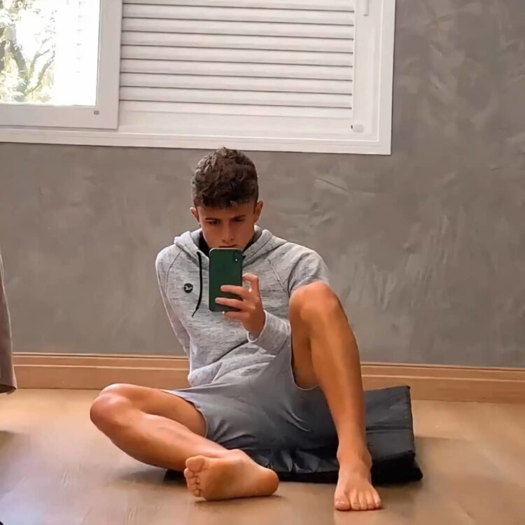 gui gui feet 2