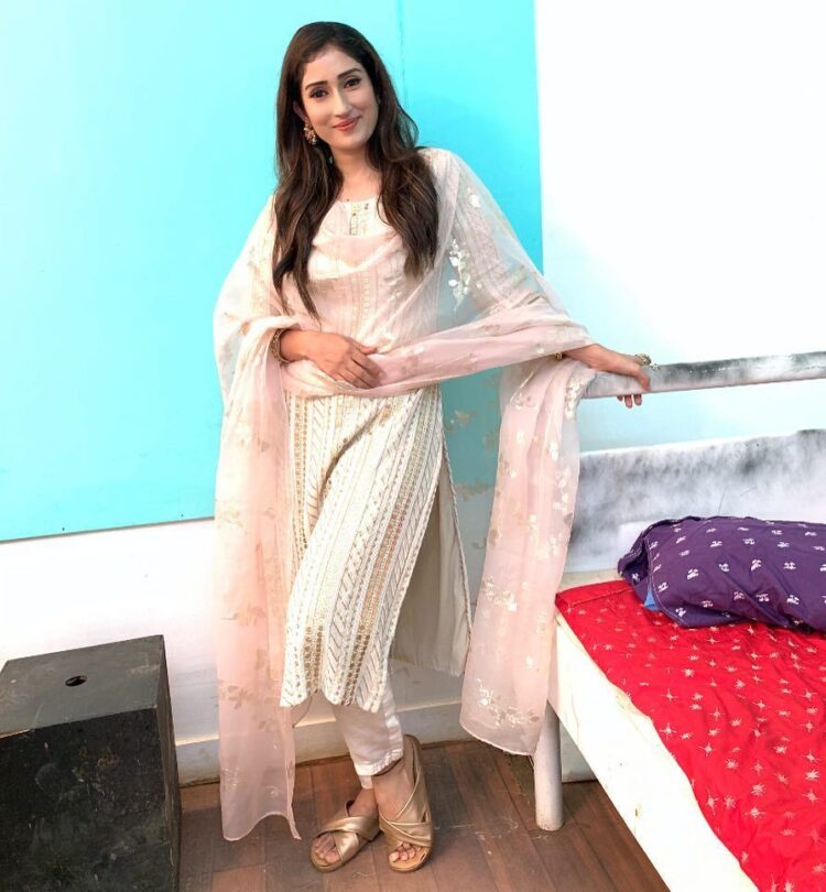 gungun uprari feet 3