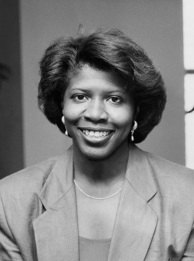 gwen ifill feet 5