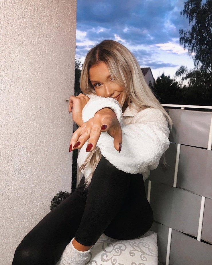 gwendolyn celine feet 5