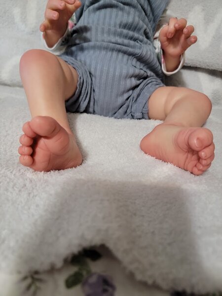 hailey tomlinson feet