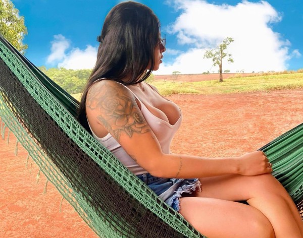 hairiana sevilla feet 4