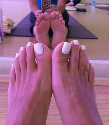 hallie jackson feet 6