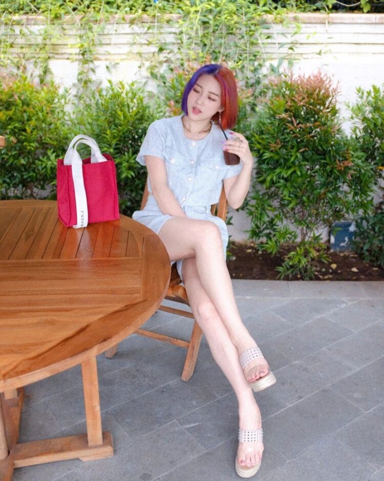 han yoo ra feet