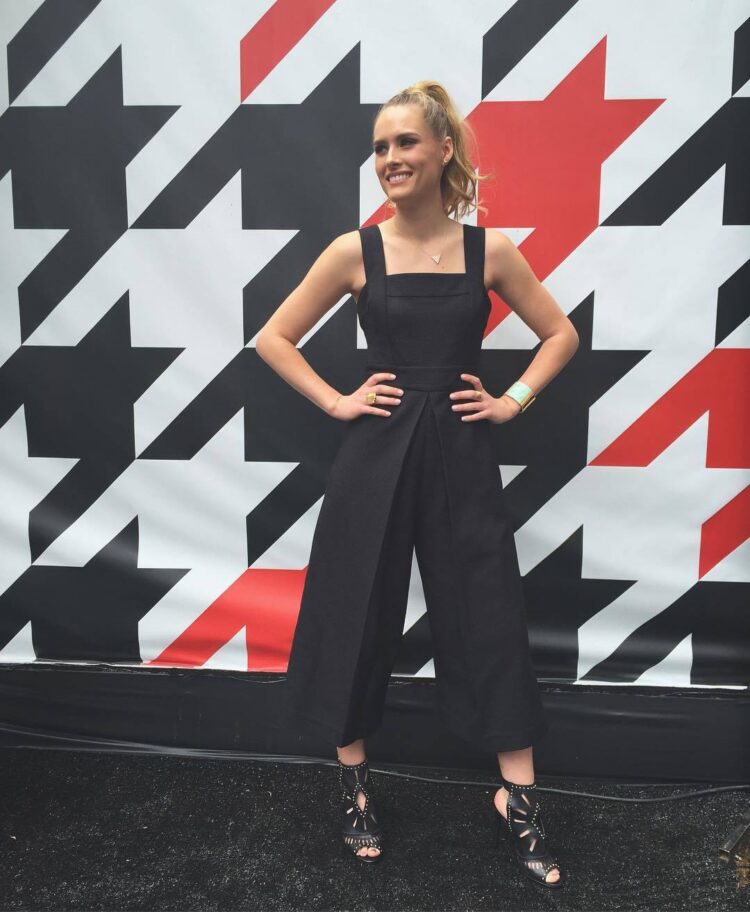 hannah huston feet 3