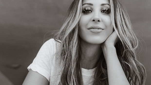 hannah lux davis feet 4