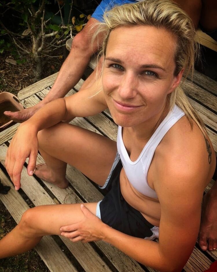 hannah wilkinson feet 3