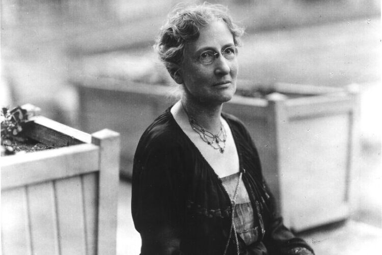 harriet monroe feet 5