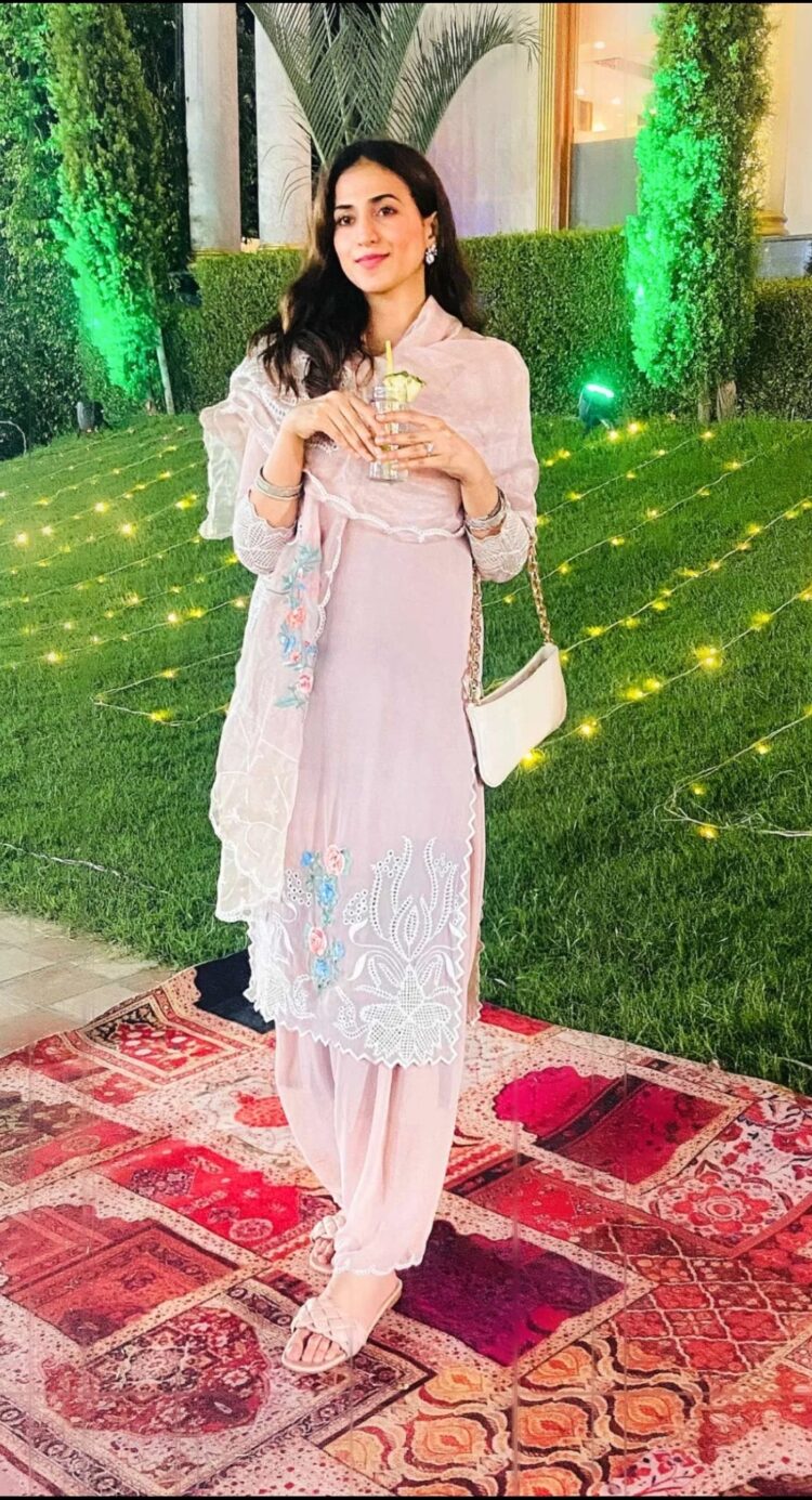 hashneen chauhan feet 1