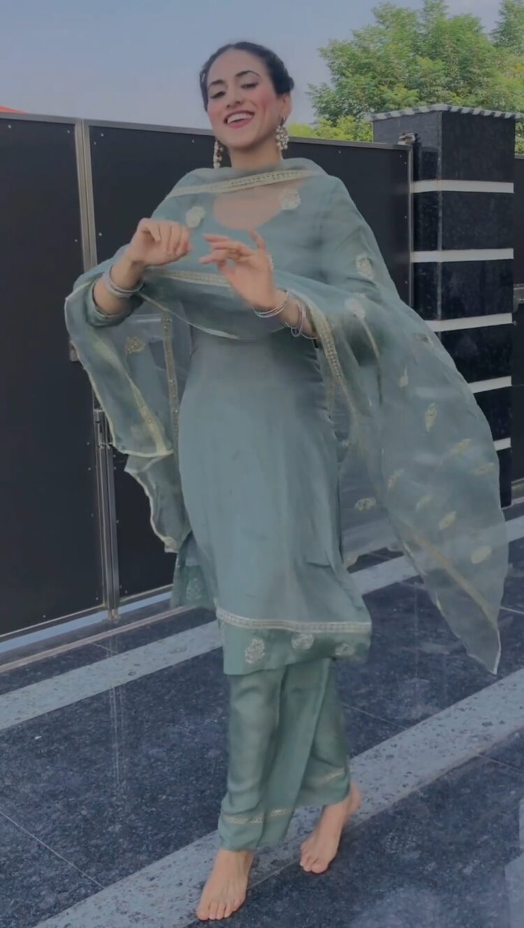 hashneen chauhan feet 4