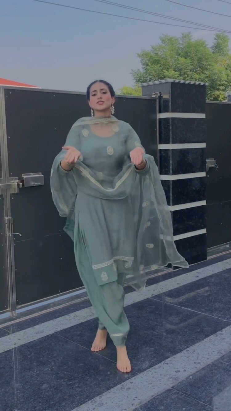 hashneen chauhan feet 5