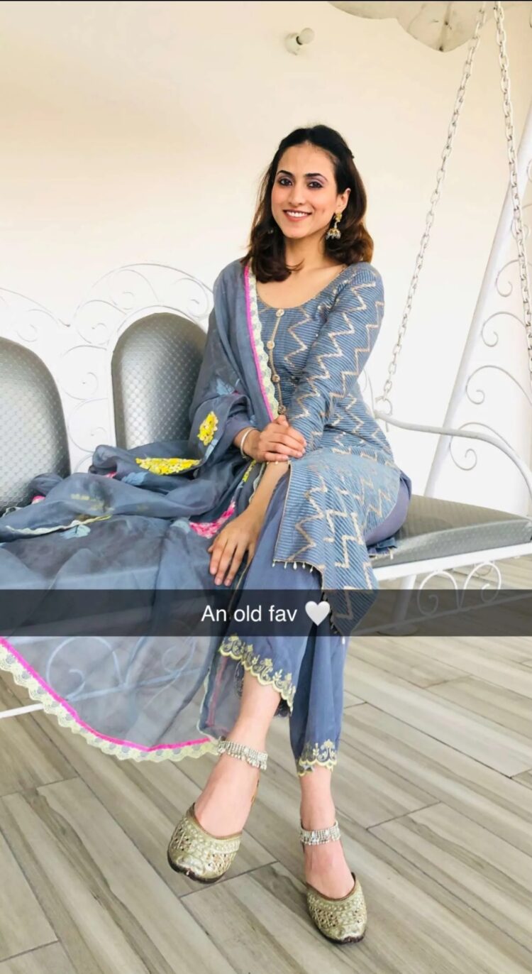 hashneen chauhan feet