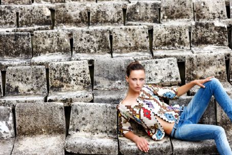 hasna xhukici feet 5