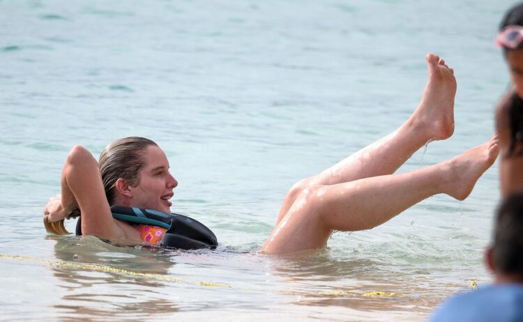 helen flanagan feet scaled