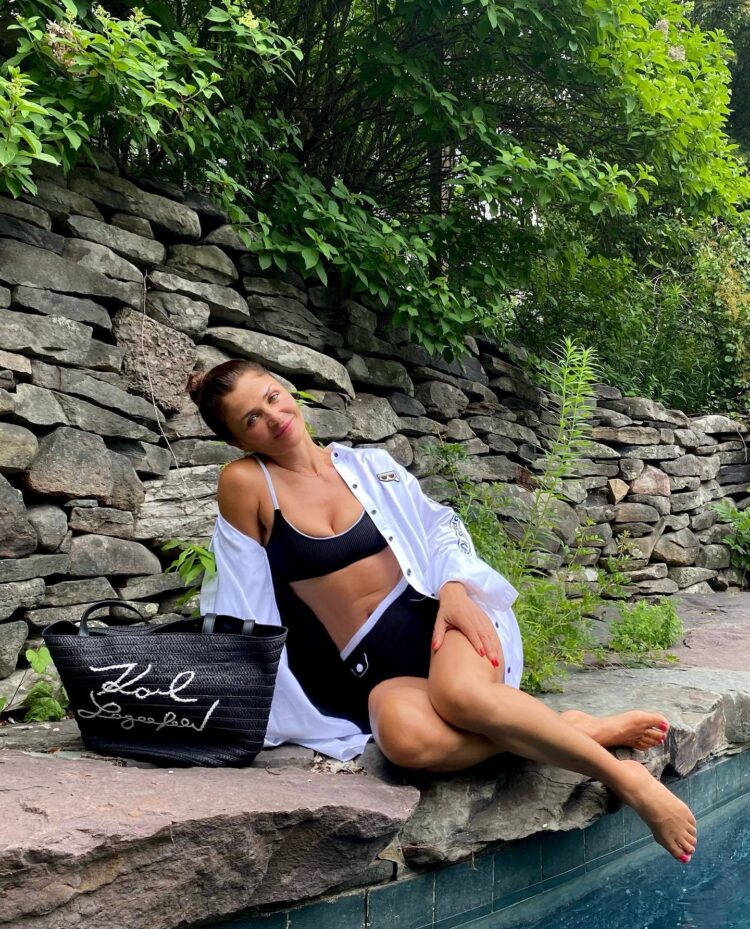 helena selena feet 4