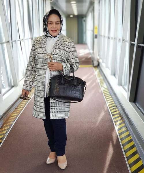 hetty koes endang feet 3