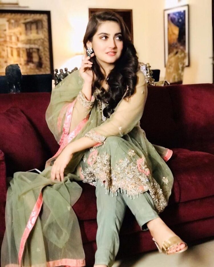 hiba bukhari feet 4