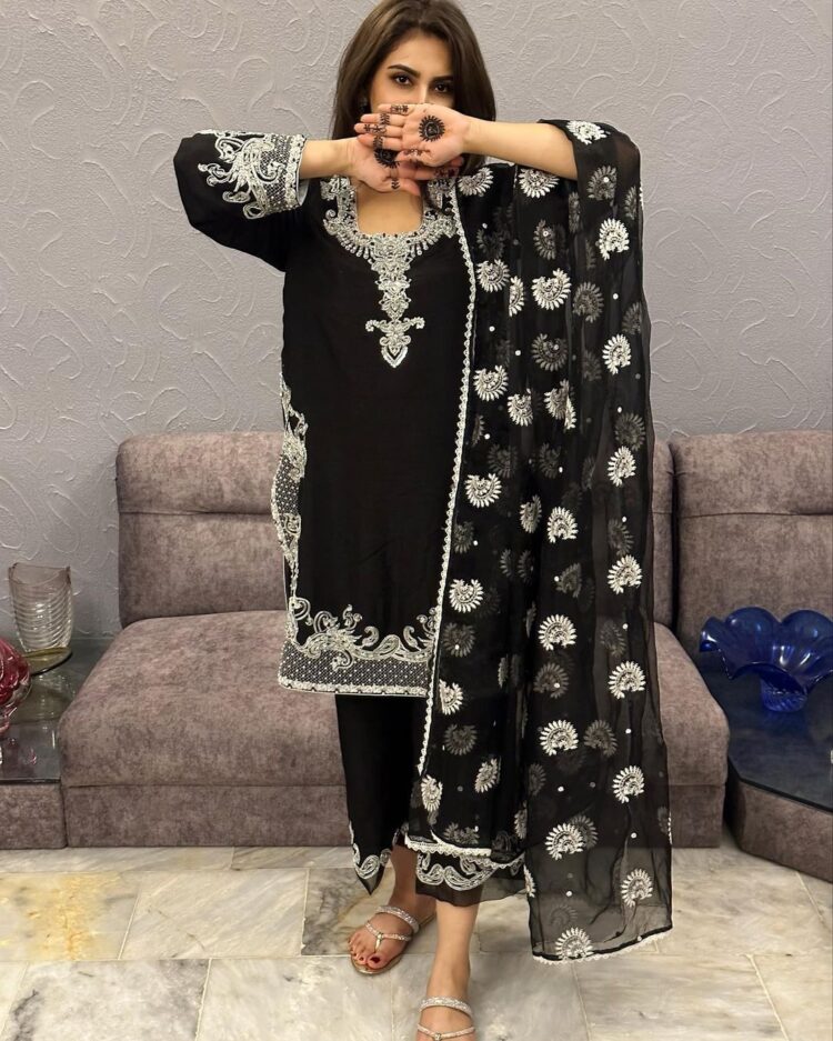 hiba bukhari feet