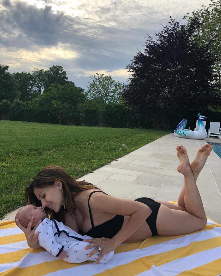 hilaria thomas baldwin feet 5