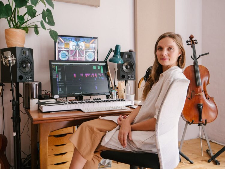 hildur gudnadottir feet 3