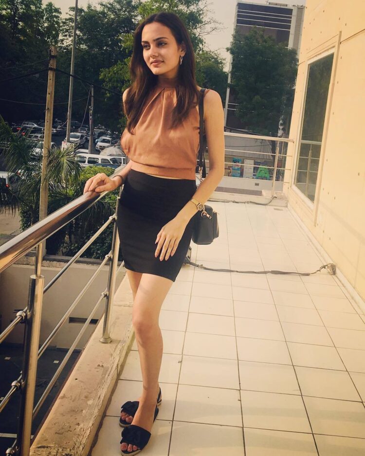 himanshi parashar feet 2