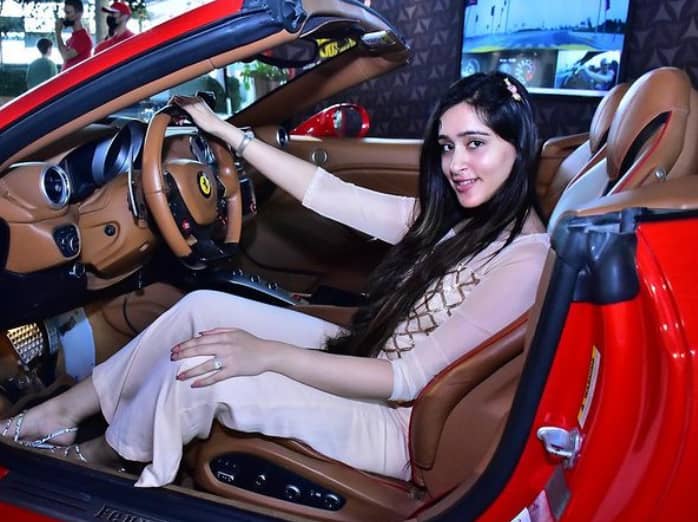 himanshi tekwani feet 6