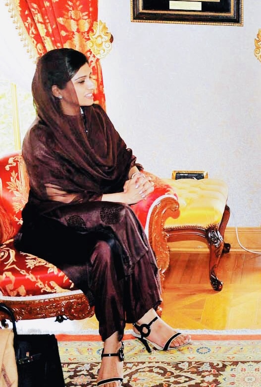 hina rabbani khar feet