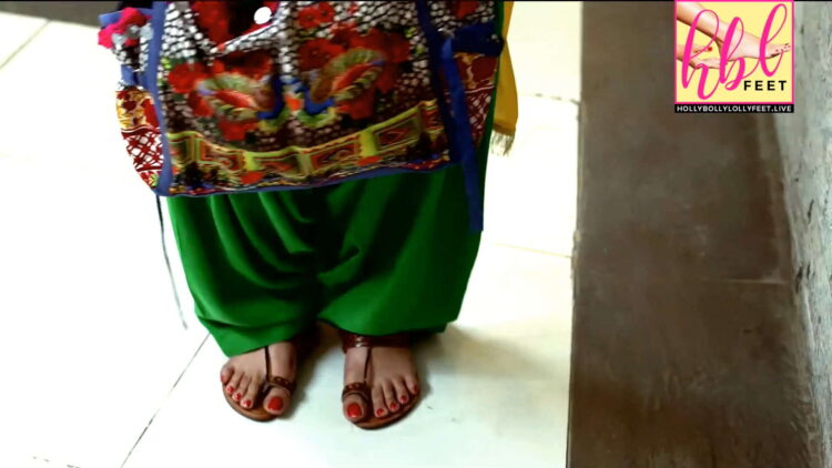 hira mani feet 6