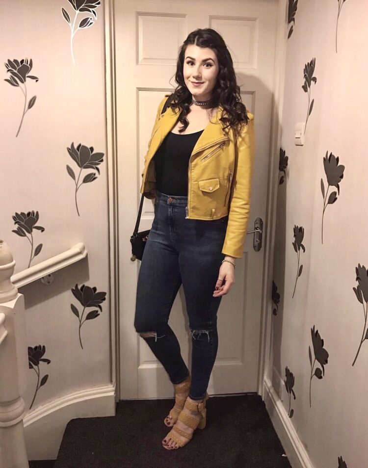 hollie arnold feet 5