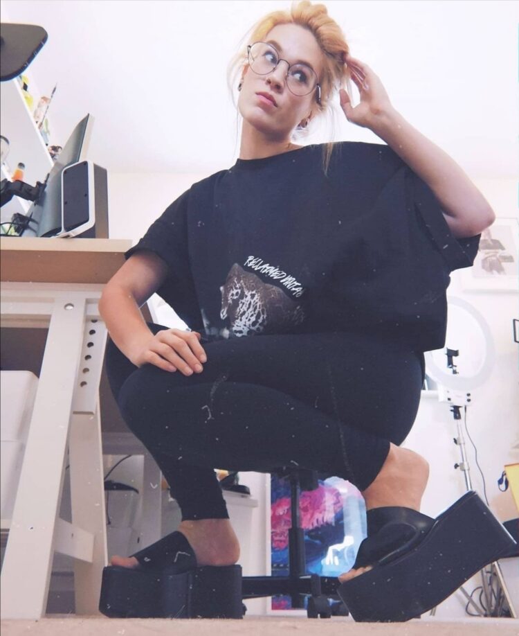 hollie bennett feet 4