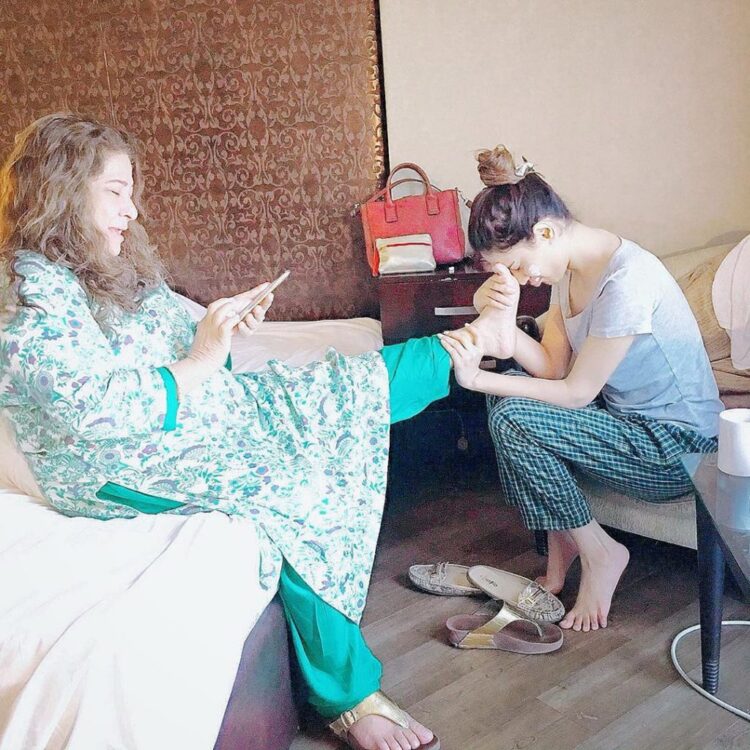 humaima malick feet 4