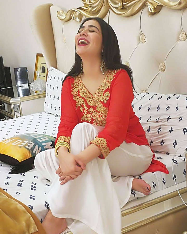 humaima malick feet 5