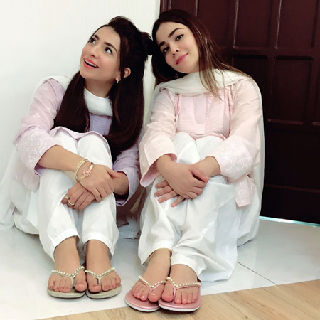 humaima malik feet 5