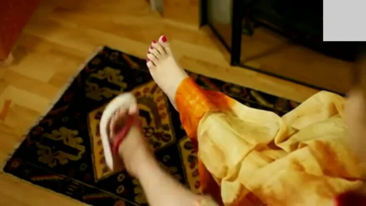 humaima malik feet 6