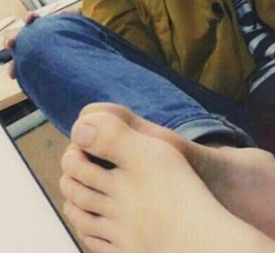 hyunjin feet 2