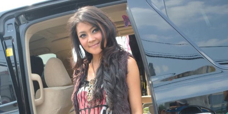 indah dewi pertiwi feet 6