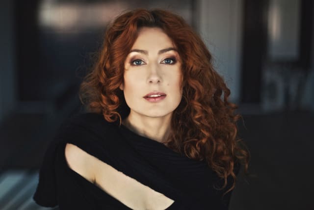 indre valantinaite feet 1