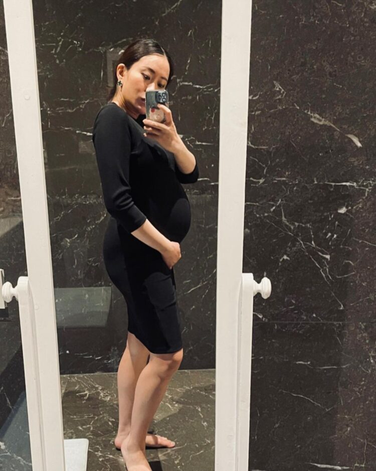 ing paetongtarn feet 1