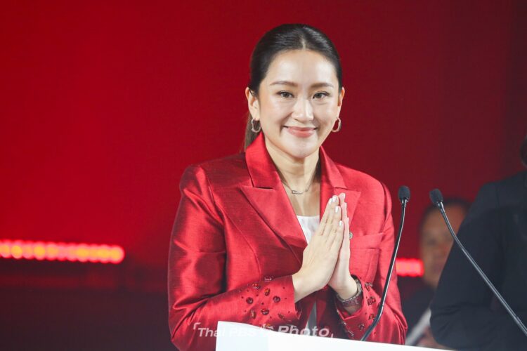 ing paetongtarn feet