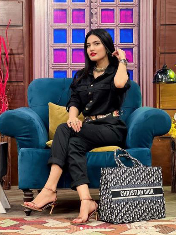 iqra kanwal feet 5