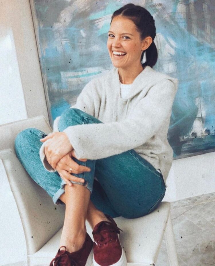 isabelle junot feet 6