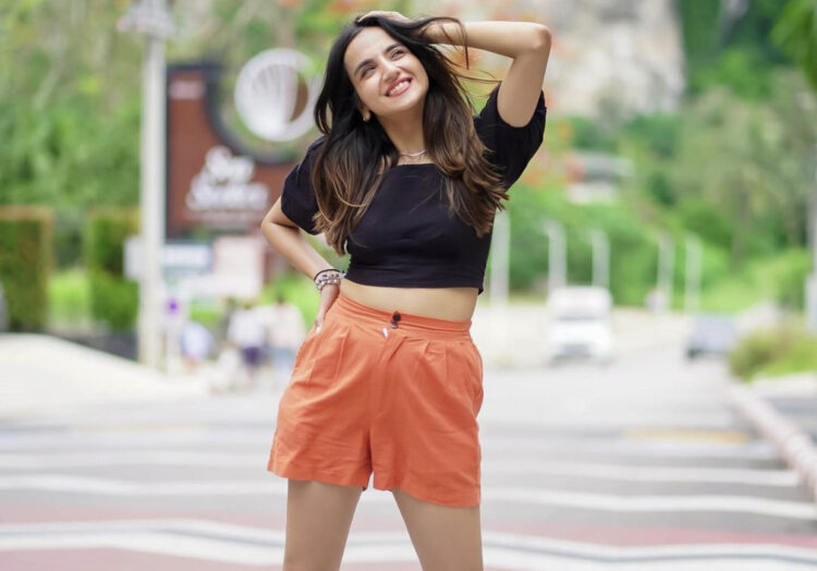 ishpreet dang feet 5