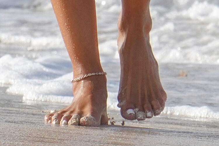 izabel goulart feet 3
