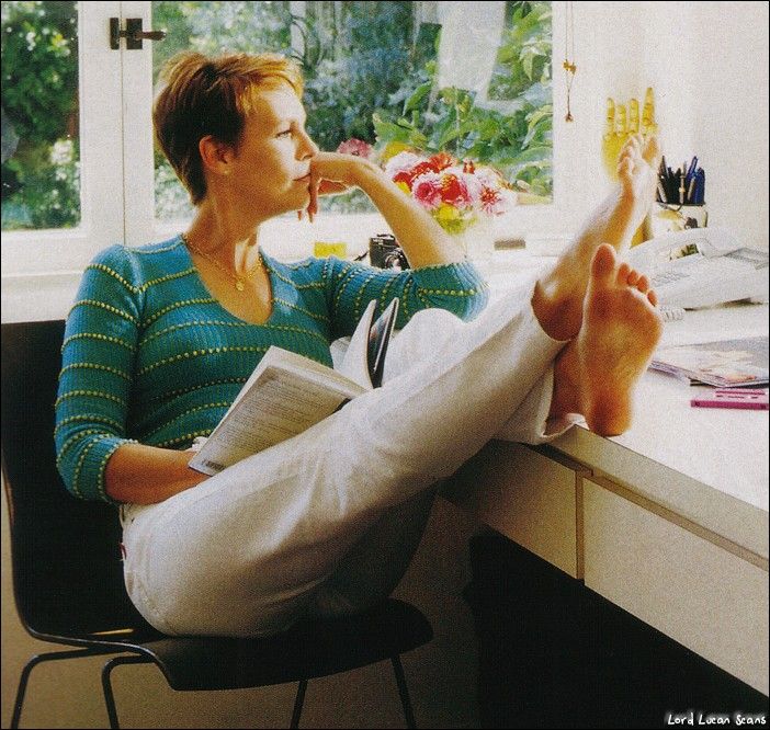 jamie lee curtis feet 4