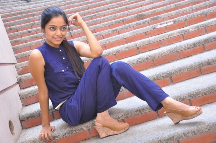 janani iyer feet