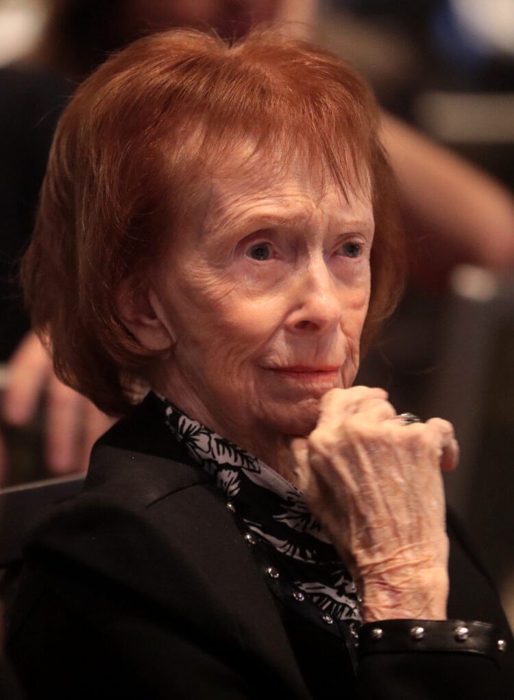 jane dee hull feet scaled