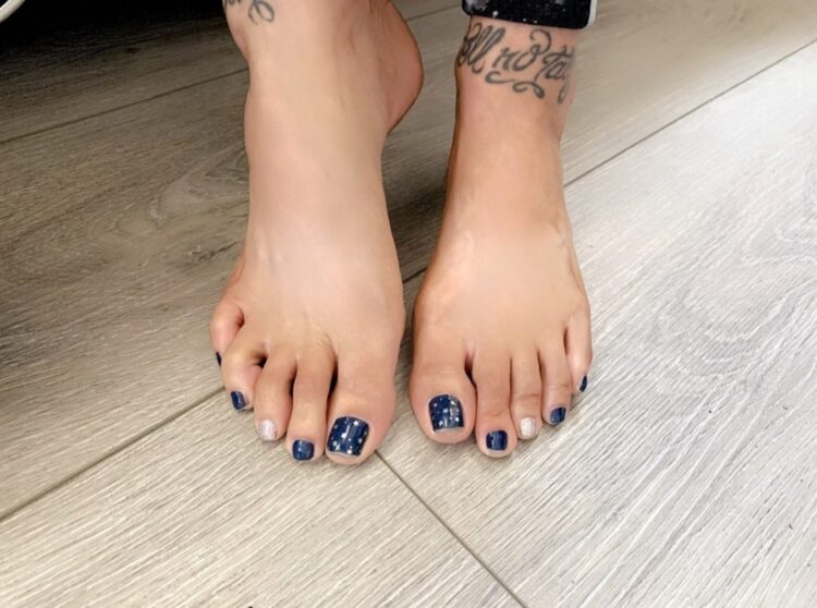 janelle martinez feet 2